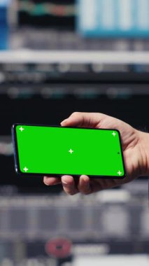 Yeni bir yatırım ve karar verme sürecine rehberlik etmek için performans ölçümlerine, finans grafiklerine ve strateji araçlarına bakmaktadır. Uzun vadeli iş büyümesi