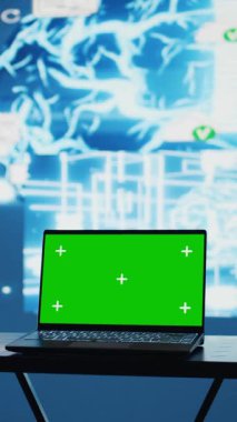 Yüksek teknoloji verileri ve yapay zeka beyin sistemleri ile çevrili dikey video ekranda yeşil ekran çalışıyor. Fütürist otomasyon platformları ve bulut bilgisayarı yenilik için modern stratejiyi güvence altına alır