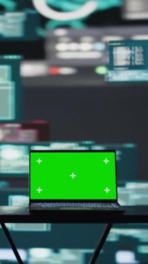 Dikey Video Sahnesi, bilgisayar üzerinde kopya alanı olan siber suçların ardındaki işlemleri ortaya çıkarıyor, kötü amaçlı yazılım ve şifreleme zayıflıkları sistem erişimi arayan hackerlar tarafından kullanılıyor. Sanal tehdit. Kamera B