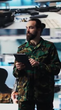 Dikey video askeri subayı taktik komuta ve gözetleme faaliyetlerine girdi. Ulusal bir savunma görevinde verileri, istihbaratı ve yapay zeka savaş sistemlerini birleştirdi.