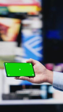 Dikey Video Odaklı kişi sosyal platformlara bağlanıyor, sosyal medya uygulamalarının online bağlantısından keyif alıyor. Yenilikçiliği ve mobil teknolojiyi cesaretlendirir. Kamera A.