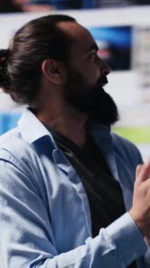 Dikey Video Belirleyici başarılı adam, kullanıcılar arasındaki dijital bağlantıdan keyif alıyor, gerçek zamanlı online varlık ve hayal gücünü etki ve iletişimin temel unsurları olarak vurguluyor. Kamera.