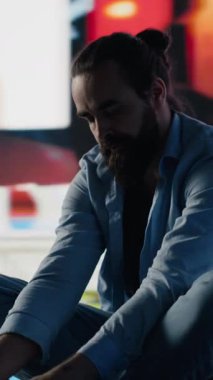 Dikey Video Paranoyak adam takıntılı sosyal medya kullanımından kaynaklanan duygusal hasardan muzdarip. Genç adam kendine olan saygısını etkileyen aşırı bilgi ve karşılaştırma yüzünden bunalmış durumda. Kamera A.