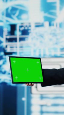 Dikey Video İnceleme Nöral Ağ Sistemleri, genç bilişim uzmanı tablet ekranlı yapay zeka uygulaması. Modern yapay zeka stratejisi ve yenilik için otomasyon kullanan bir adam. Kamera.