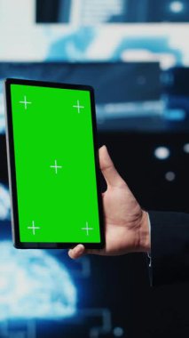Dikey Video Profesyoneli, yapay zeka algoritmalarını yapay ekran ile sağlıyor, derin öğrenme için yapay zeka sistemiyle çalışıyor. Sinirsel ağların veri işlemesine bakıyor. Kamera A.