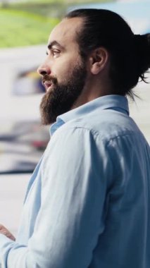 Dikey Video Young, dijital dünyada bir sosyal ağa bağlanan ve cep telefonu bağlantısını kullanan yetişkinleri rahatlattı. Hikaye anlatma ve eğlence araçlarına yatırım yapan adam, web tasarımı