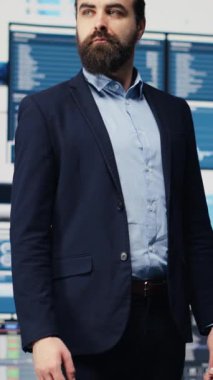 Vertical Video Proud kendine güvenen patronu kariyer başarısını kendi inancı ile kutluyor ve iş sektöründe büyük bir başarı elde ediyor. Kendine lüks bir hayat kuran, büyük hayaller kuran bir adam.