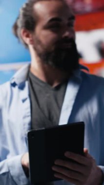 Dikey Video Erkek Etkilendirici mobil bildirimleri ve görsel hikaye anlatımlarını kontrol ediyor, sosyal ağda takipçilerle iletişim kuruyor ve yaratıcılığını gösteriyor. Bağlı dijital dünya, marka sesi. Kamera.