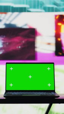 Dikey Bilgisayar, karanlıkta parlayan ve kulüp atmosferi yaratan tuhaf görsel sanat klipleriyle çevrili izole edilmiş bir ekran çalıştırıyor. Modern ritimli ve ışıklı gece hayatı ortamı