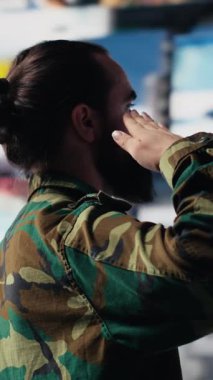 Dikey Video Gazisi, bir kontrol merkezinde uydu verilerini inceledikten sonra savaş alanı detaylarıyla savaş planlama taktikleri üzerinde çalışarak askeri selam veriyor. Ulusal güvenlik için yüksek teknoloji ordu ortamı