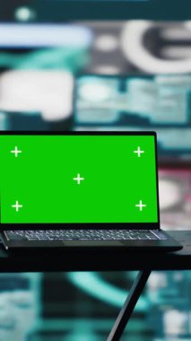 Bilgisayarında yeşil ekran olan dikey video sahnesinde karanlık ağda kuantum tehdidi, sistemde geçersiz kılma ve kimlik hırsızlığı olan bir siber suç için alan görülüyor. Veri çalmak için parolalar kırılıyor