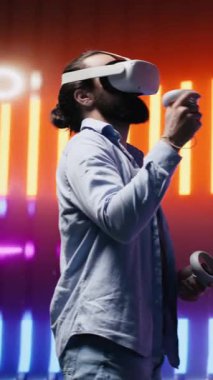 Dikey Video Sanatçısı kendine güvenen adam, neon ışıklar ve siber punk titreşimleri altında sanal gerçekliğe odaklandı. Sokak stilini modern moda ve teknolojiyle harmanladı.