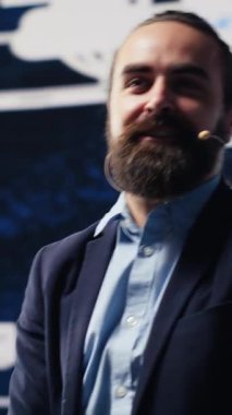 Dikey Video Erkek Girişimcisi, kongrede vizyon sahibi bir iş görüşüne öncülük ederek, izleyicilere önemli projeleri finanse etmeleri için ilham verdi. İş adamı halk konuşmacısı kalabalığa bir konuşma yapıyor