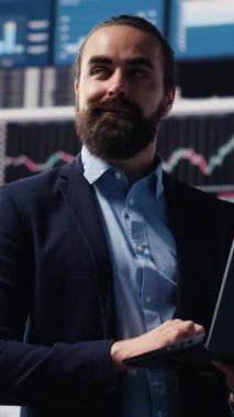 Finansal verileri ve KPI gösterge panellerini inceleyen düşey video ekonomisi uzmanı, fintech materyalleri ve kurumsal başarı için öngörü araçları aracılığıyla iş yeniliklerini ve stratejik içgörüyü güvence altına alıyor