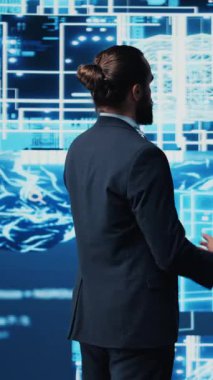 Dikey Video Erkek Girişimcisi, derin öğrenim için yapay zeka beyin sisteminin uygulanması, sinirsel ağların ve sibernetiğin büyüme için kullanılması üzerinde çalışır. Akıllı teknoloji ve algoritmik düşünce kullanarak. Kamera.