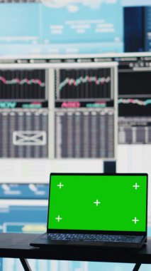 Bilgi grafikleri, finans grafikleri ve yeni yatırım ve karar verme araçlarının gösterildiği boş masanın yanında fotokopi alanı görüntülü dikey video dizüstü bilgisayar. İş büyümesi. Kamera B