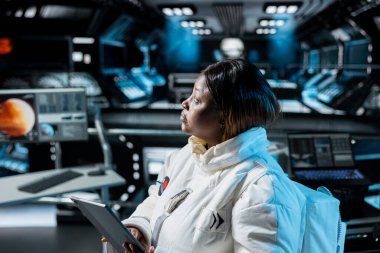 Yörünge istasyonundaki kadın, Mars 'ın gezegen bilgisini tablet üzerinde analiz ediyor. Afrikalı Amerikan uzay gemisi mürettebatı Mars yüzey araştırması yapıyor. Gezegen araştırmalarına yardımcı olmak için cihaz kullanıyor.