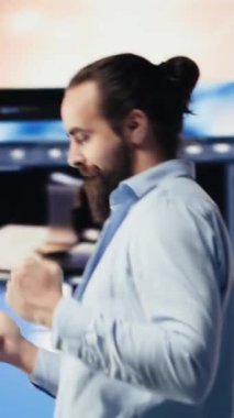 Sosyal medya platformlarına, ağ yaratıcılığına ve cep telefonu bağlantısıyla çalışan dijital dünyaya bağlanan dikey video E ticaret uzmanı. Dijitalleştirme. Kamera A.