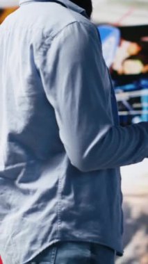 Dikey Video Rahatlamış Genç Yetişkinler, eğlence ve ilham için dijital araçlar kullanarak mobil teknolojiyle küresel bir sosyal medya platformuna bağlanıyorlar. İnternet etkileyicileri. Kamera A.