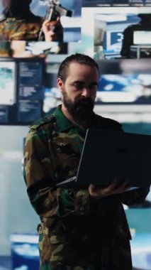 Dikey Savunma Kuvvetleri subayı, gözetleme ve dijital sistemleri inceleyerek savaş stratejileri ve savaş alanı detaylarıyla savaşa hazırlanıyor. Askeri kontrol merkezinde savaş planlama operasyonları