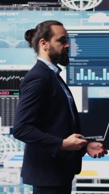 Vertical Video Young girişimcisi verimli yönetim kararları için geliştirme modellerini geliştirmek için dijital materyal ve analitik kullanır. Performans ölçümleri karmaşıklıkla optimize ediliyor. Kamera B