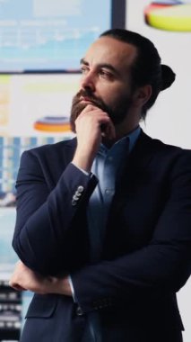 Dikey Video İşadamı, dijital teknolojiyle bilgi ve mali raporları değerlendirirken finansmanı artırmak için yeni bir çözüm düşünüyor. Uzun vadeli başarı ve büyüme planlanıyor