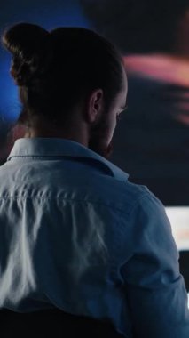 Dikey Video Delikanlısı sıkıntı içindeki akıllı telefona bakıyor. Sosyal medyanın akıl sağlığı üzerindeki toksik etkisini simgeliyor. Sevgiler, yazılar ve sonsuz kaydırmalar stres ve depresyona yol açar. Bunalmış kullanıcı
