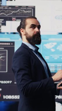 İş büyümesi elde etmek için yeni bir çözüm arayan Dikey Video Şirketi yöneticisi, tüm raporları ve KPI metriklerini analiz ederken başarı için sıkı çalışıyor. Uluslararası genişleme. Kamera B.