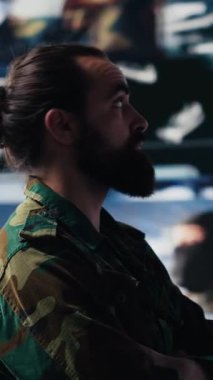 Dikey Video Young savaş alanı verilerini yüksek teknoloji komuta merkezinde inceleyen deneyimli bir asker taktik ve jeopolitik detaylarla savaş planlamasını sağlıyor. Modern askeri ortam korunmaya odaklandı