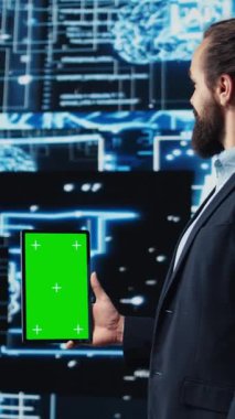 Dikey Video İnceleme Nöral Ağ Sistemleri, genç bilişim uzmanı tablet ekranlı yapay zeka uygulaması. Modern yapay zeka stratejisi ve yenilik için otomasyon kullanan bir adam. Kamera.