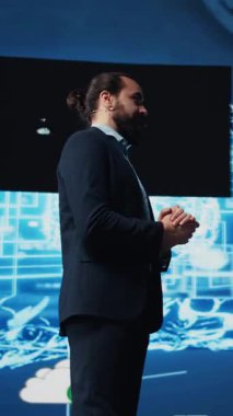 Vertical Video Entrepreneur sunucusu iş büyümesindeki yapay zeka kullanımını vurgulamak için canlı konferansa ev sahipliği yapıyor, nöral ağların kullanımı ve makine öğreniminin göstergesi. Fintech etkinliği. Kamera B.