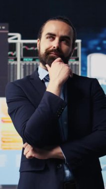 Vertical Video Modern iş dünyası lideri, stratejik karar verme sürecini yönlendirmek için öngörü ve KPI projeksiyonları veya modelleri kullanarak şirketinin kârını artırmak için yeni başarılı fikirler düşünüyor. Kamera B