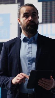 Sanal grafikler ve öngörü modelleriyle çevrili dikey video, baş yönetici iş büyümesini yönlendirmek için finansal veri ve içgörü kullanıyor. Performans ve akıllıca kararlar alınması