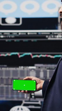 Yeni bir yatırım ve karar verme sürecine rehberlik etmek için performans ölçümlerine, finans grafiklerine ve strateji araçlarına bakmaktadır. Uzun vadeli iş büyümesi