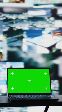 Düşman güçlerinin uydu görüntülerinin yanında dizüstü bilgisayarda yer alan dikey video kopyası. Savaş planlama ve savaş operasyonları için istihbarat toplamak için kullanılan modern silahlı kuvvetler araçları.