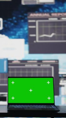 Fintech yıllık raporları ve kurumsal başarı stratejisinin yanında dizüstü bilgisayarda çalışan dikey video izole edilmiş uzay ekranı. Etkinliği geliştirmek için eğilim ve bilgi performans ölçümleri gösterilir