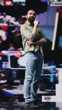 Dikey Video İçerik yaratıcısı, mobil teknoloji aracılığıyla küresel bir sosyal medya izleyicisine bağlanıyor, hikaye anlatma ve markalaşma için dijital araçlar kullanarak çevrimiçi varlık yaratıyor. Kamera B