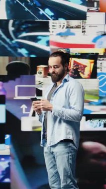 Dikey Video Gündelik Adam telefonuyla mesajlaşıyor ve sosyal medya bağlantısından keyif alıyor, sosyal platformlar görsel ve kullanıcı arayüzü iletişimin ve modern eğlence dünyasının gücünü vurguluyor