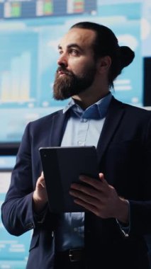 Dik Videolu Genç girişimci, dijital araçlarla bilgi grafikleri ve fintech öngörülerini değerlendirirken şirket gelirlerini artırmak için bir strateji düşünüyor. Uzun vadeli başarısını garantiye alıyor ve...