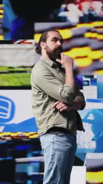 Birden fazla sosyal medya uygulaması ve eylemi olan bir kullanıcı arayüzüne bakan dikey video gündelik kişi, içerik yaratıcısı görsel ve eğlence için dijitalleştirmeyi kullanır. Ağ çoklu görev