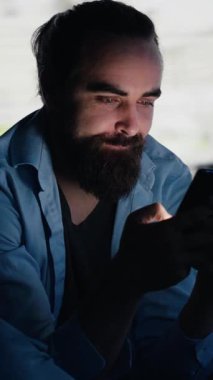 Dikey Video Stresli kişi, bağımlılık ve aşırı bilgilerin yol açtığı zihinsel sağlık krizini gösteren cep telefonu sosyal uygulamalarını saplantılı bir şekilde aşırı kullanıyor. Siber zorbalık ve...