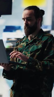 Dikey video silahlı kuvvetler askeri, savaş stratejileri ve savaş alanı ayrıntılarıyla savaşa hazırlanan dijital insansız hava aracı sistemlerinden gözetim topluyor. Komuta merkezinde savaş planlama operasyonları