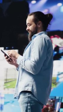 Dikey Video Sosyal medya kullanıcısı, eğlence platformları arasında eşsiz bir marka sesi oluşturarak, bağlılığı artırmak için yenilik ve teknolojik araçlardan keyif alıyor. Çoklu görev çevrimiçi. Kamera A.