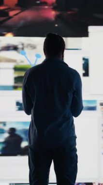 Dikey Videolu Uykusuz Saplantılı Adam, sosyal medya tüketiminin ve takıntılı kıyamet kopukluğunun, kaygı ve kendine güven sorunlarını tetikleyen psikolojik etkilerinin kaybolmasından korkuyor.