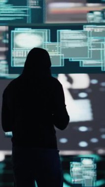 Dikey video korsanı, bir sisteme gizlice girmek için programlama kodu kullanıyor, güvenlik duvarlarını aşıyor ve ağ güvenliğindeki savunmasızlıkları kullanarak siber saldırı ve sızma gerçekleştiriyor.