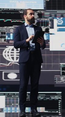 Dik Videolu Genç girişimci, dijital araçlarla bilgi grafikleri ve fintech öngörülerini değerlendirirken şirket gelirlerini artırmak için bir strateji düşünüyor. Uzun vadeli başarısını garantiye alıyor ve...