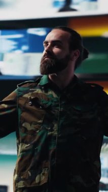 Dikey Video Ordusu subayı ulusal güvenlik için tehdit tespit araçları kullanarak dijital teknoloji ve uydu verileriyle ulusal savunma operasyonlarında çalışıyor. Bir görev için modern strateji uygulanıyor