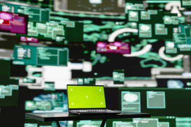 Laptop 'ta yeşil ekranlı boş bir sahne karanlık web' de kuantum tehdidi, sistem geçersiz kılma ve kimlik hırsızlığı olan bir siber suç için yer gösteriyor. Veri çalmak için parolalar kırılıyor.
