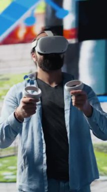 Dikey Video Modern Havalı Adam sanal gerçeklik gözlüklerini sosyal medya etkinliği için 3 boyutlu web bağlantısı, vr simülasyon gösterimi için kullanır. Görüntü üzerine görsel hikaye anlatımı üzerinde çalışıyorum. Kamera.