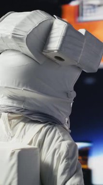 Dikey Video Uzay Adamı yıldızlarla ve engin galaksiyle çevrili bir uzay görevinde bilim ve keşif sergiliyor. Evrenin içinde seyahat eden kasklı astronot, insan merakı